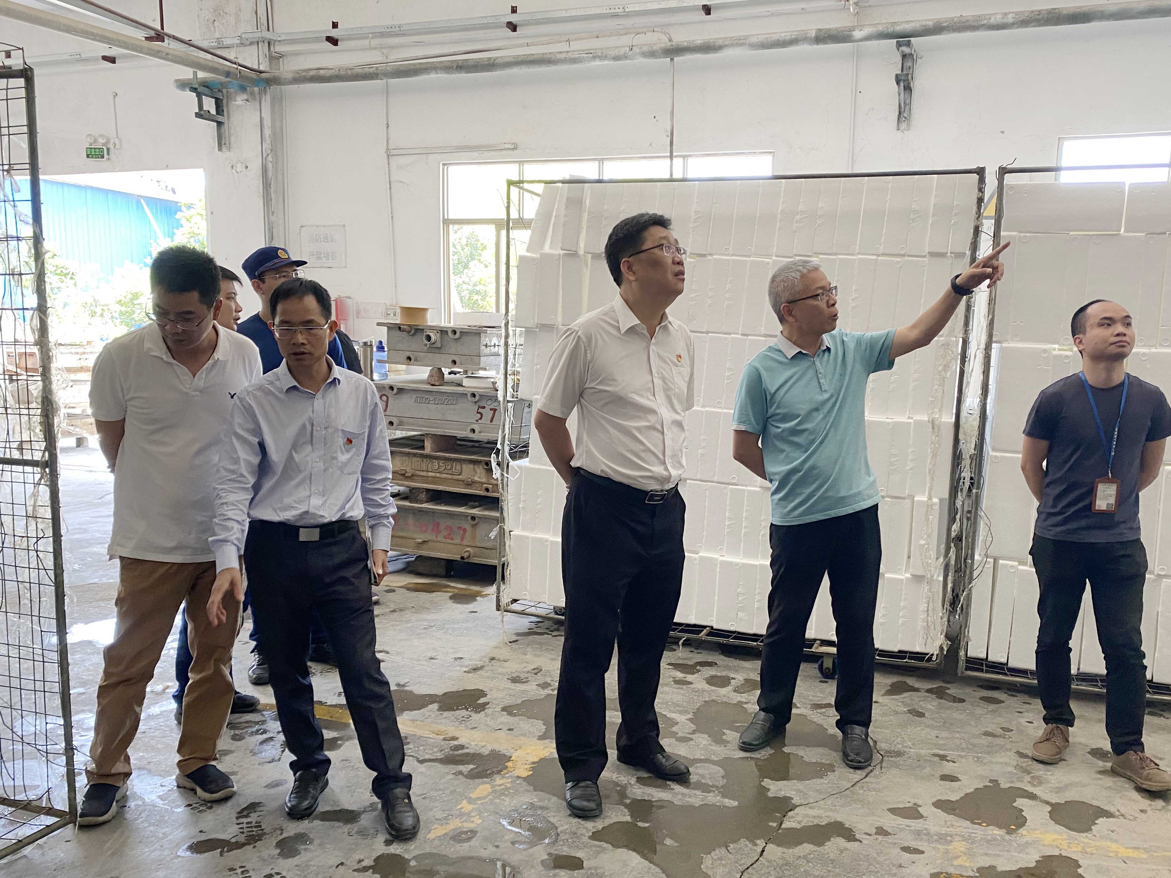 沙塘鎮(zhèn)黨委書記關華俊、鎮(zhèn)黨委委員、副鎮(zhèn)長李全旺開展轄區(qū)安全生產檢查 (1).jpg