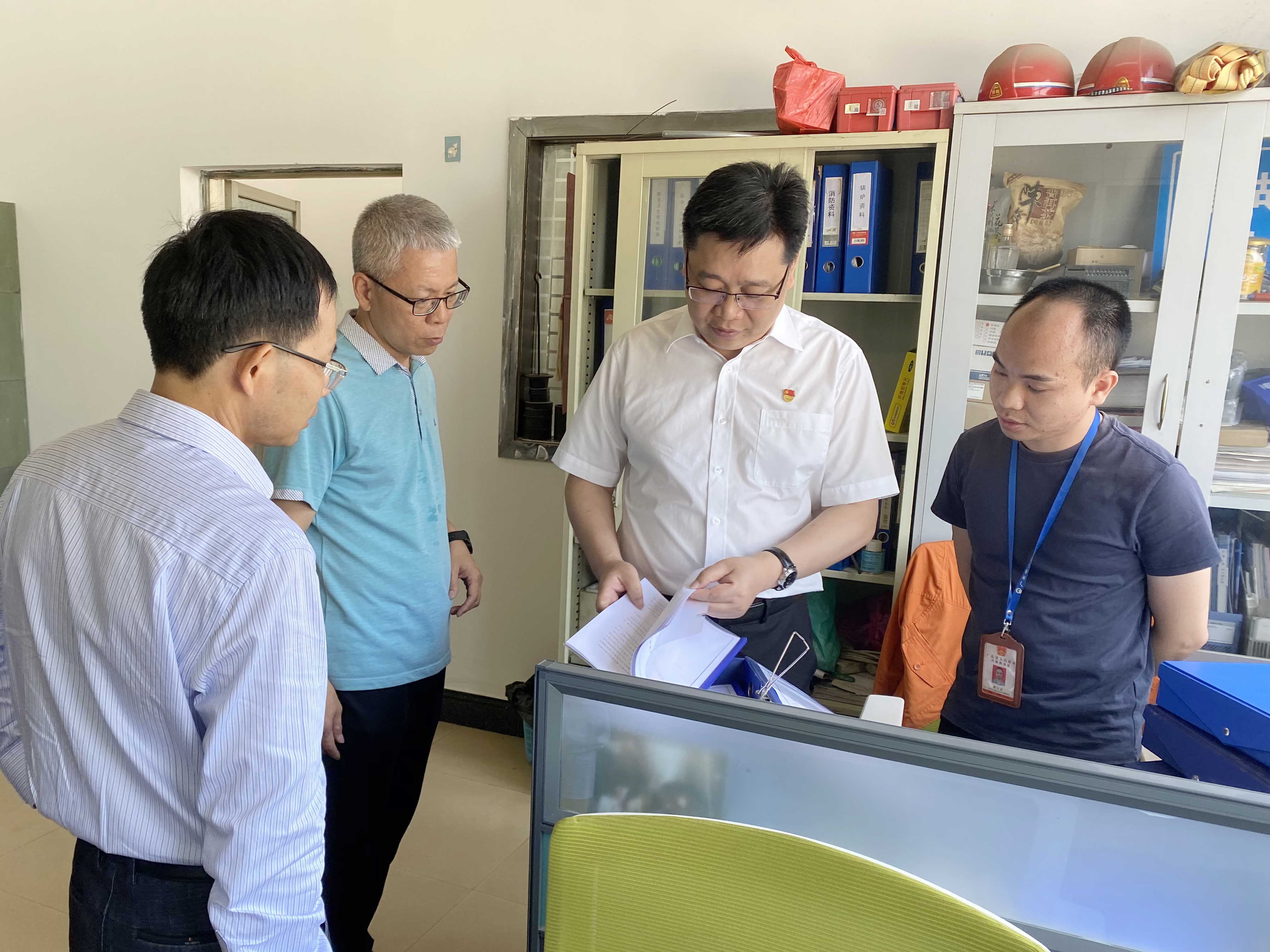 沙塘鎮(zhèn)黨委書記關華俊、鎮(zhèn)黨委委員、副鎮(zhèn)長李全旺開展轄區(qū)安全生產檢查 (2).jpg