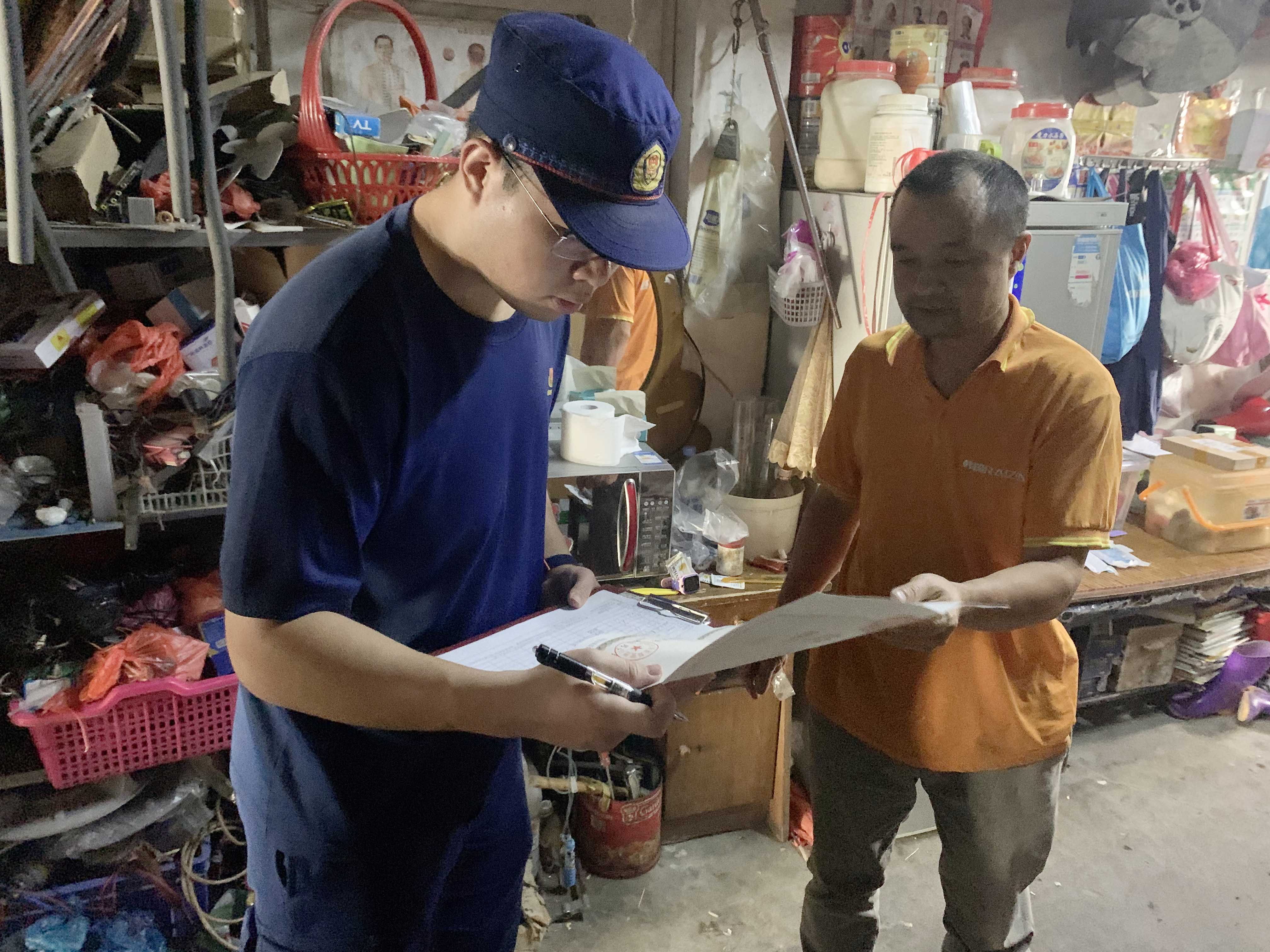 鎮(zhèn)應急辦、專職消防隊、農綜、公共服務辦等鎮(zhèn)安委會成員單位分別按各行業(yè)領域職責廣泛開展“五一”前安全檢查 (3).jpg