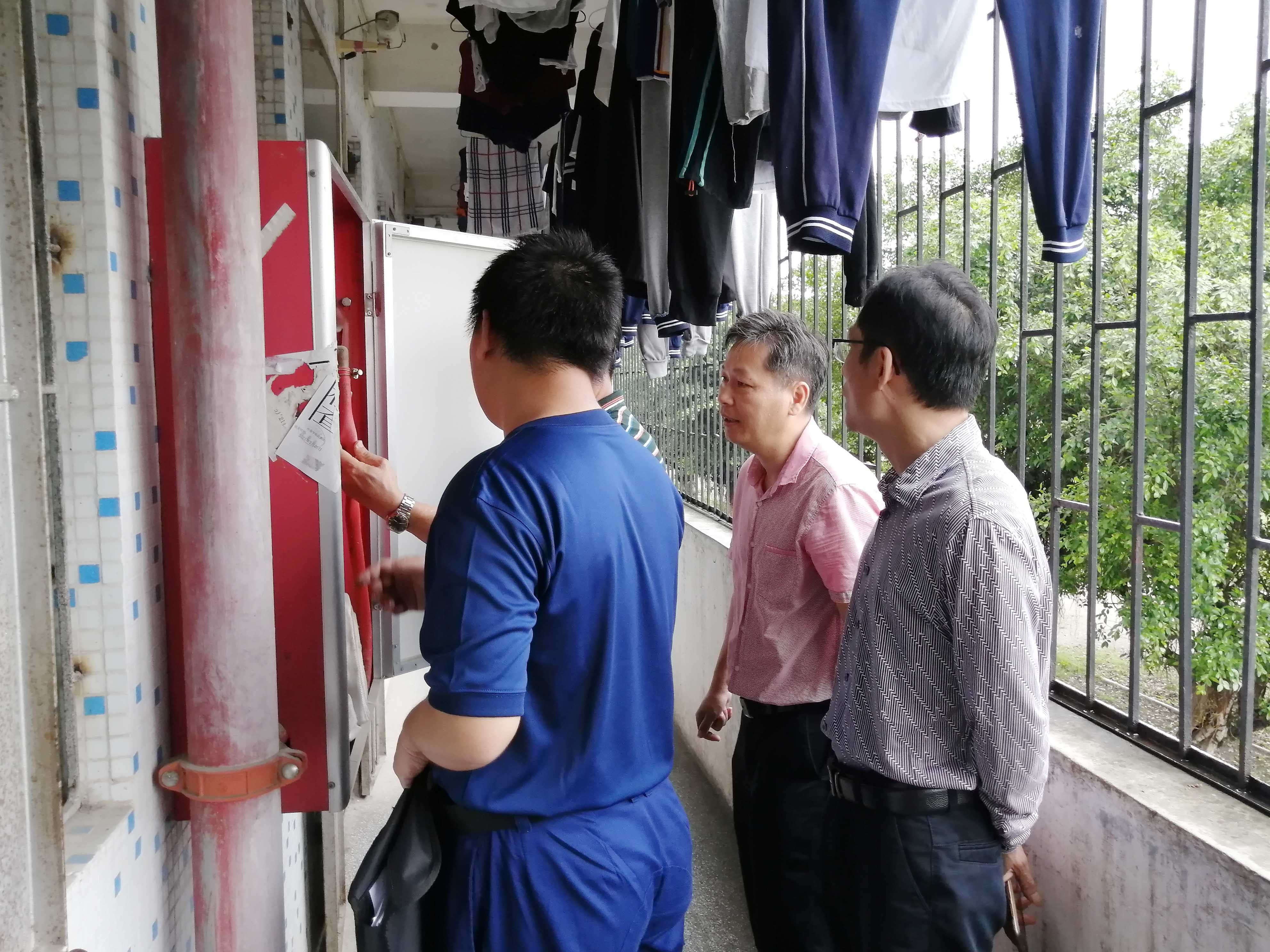 鎮(zhèn)應急辦、專職消防隊、農綜、公共服務辦等鎮(zhèn)安委會成員單位分別按各行業(yè)領域職責廣泛開展“五一”前安全檢查 (4).jpg