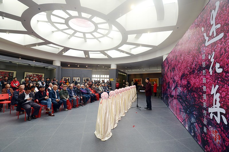 “述花集·續(xù)——胡培烈捐贈(zèng)攝影作品展”在開(kāi)平市美術(shù)館隆重舉行