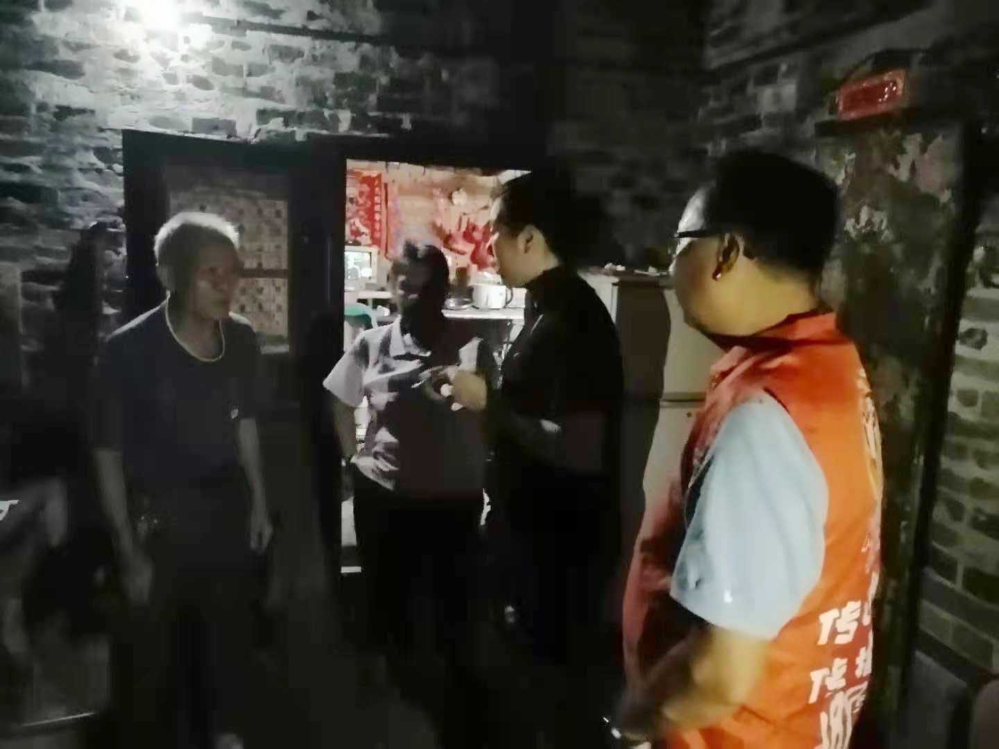 利用晚上時間進(jìn)行情況摸排 (1).jpg