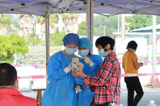 在黨旗引領(lǐng)下，黨員先鋒隊(duì)、網(wǎng)格員、青年志愿者、新業(yè)態(tài)新就業(yè)群體等積極投身抗疫一線(xiàn)，協(xié)助群眾做好核酸檢測(cè)工作