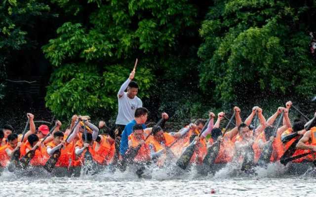 2022年長(zhǎng)沙街道端午節(jié)龍舟巡游活動(dòng)，鄉(xiāng)親們?cè)谏n江上飛槳逐浪、奮勇爭(zhēng)先