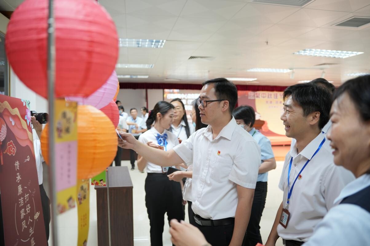 歡聚中秋佳節(jié) 政銀共譜未來--開平市政務(wù)服務(wù)數(shù)據(jù)管理局舉辦黨建、團(tuán)建、工會(huì)共建活動(dòng)_3
