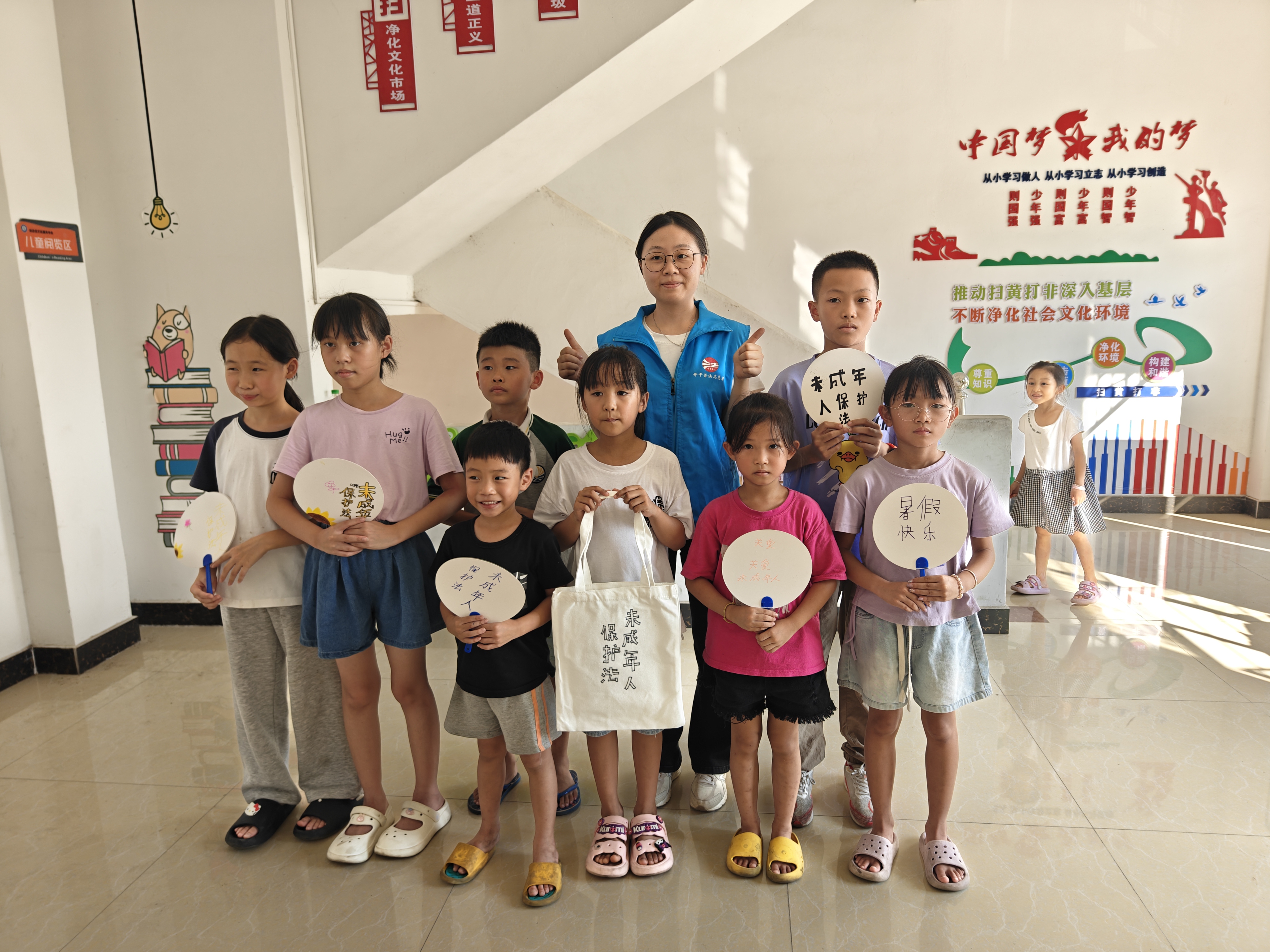 2-4 2024年8月8日下午，龍勝司法所在橋新村開展法治文化活動，以法治圖書閱讀、法治故事宣講、法治知識講座、法治書畫制作等方式，開展預防未成年人犯罪、未成年人保護法治宣傳.jpg