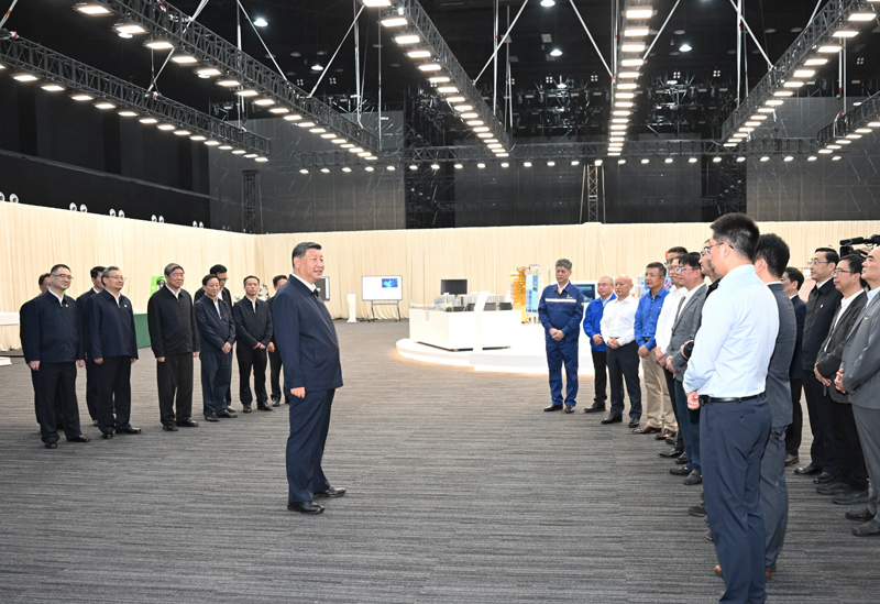 10月17日至18日，中共中央總書記、國家主席、中央軍委主席習(xí)近平在安徽考察。這是17日下午，習(xí)近平在合肥濱湖科學(xué)城考察時，同現(xiàn)場科研人員和企業(yè)負責(zé)人親切交流。