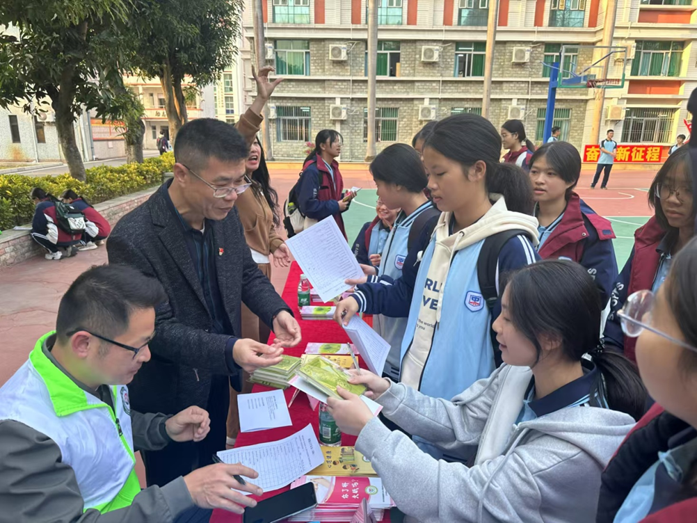 “科普護(hù)航青春 健康你我同行”--開平市第三人民醫(yī)院家團(tuán)隊(duì)走進(jìn)學(xué)校開展心理健康知識科普宣傳