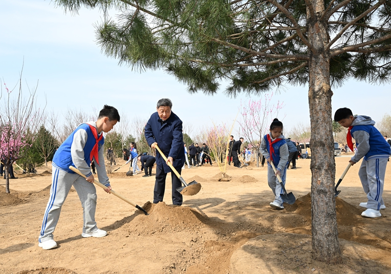 習(xí)近平在參加首都義務(wù)植樹(shù)活動(dòng)時(shí)強(qiáng)調(diào)：匯聚共建美麗中國(guó)磅礴力量 讓祖國(guó)大地更加綠意盎然生機(jī)勃發(fā)