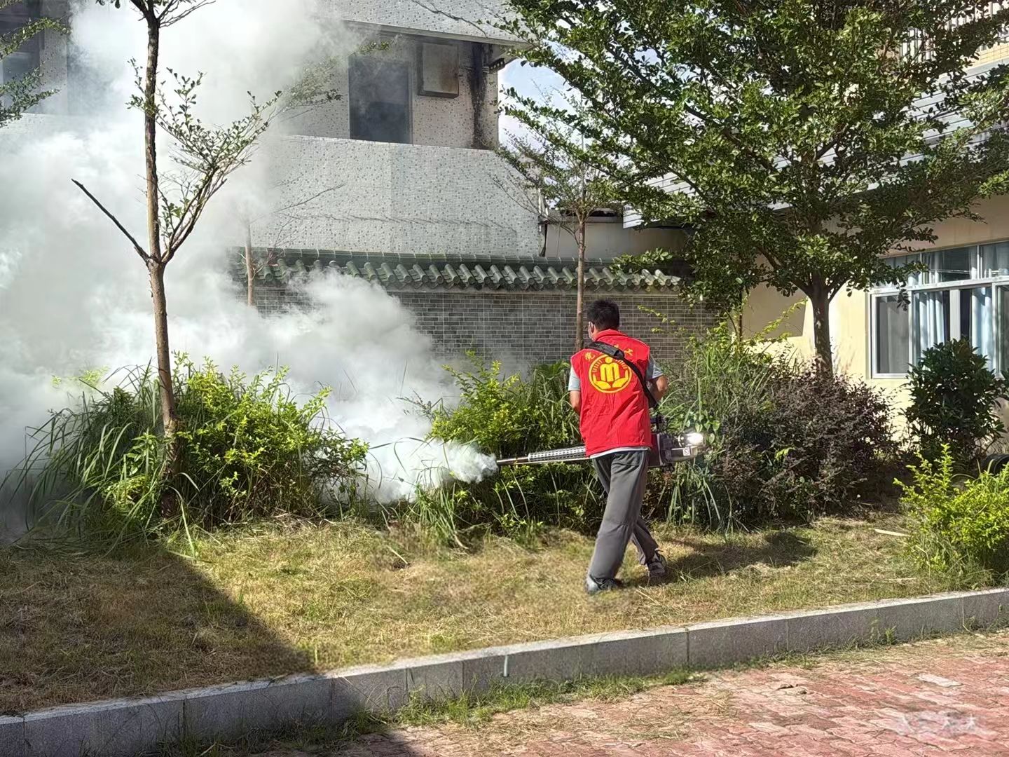 全面強化疫情防控屏障 夯實民生保障防線