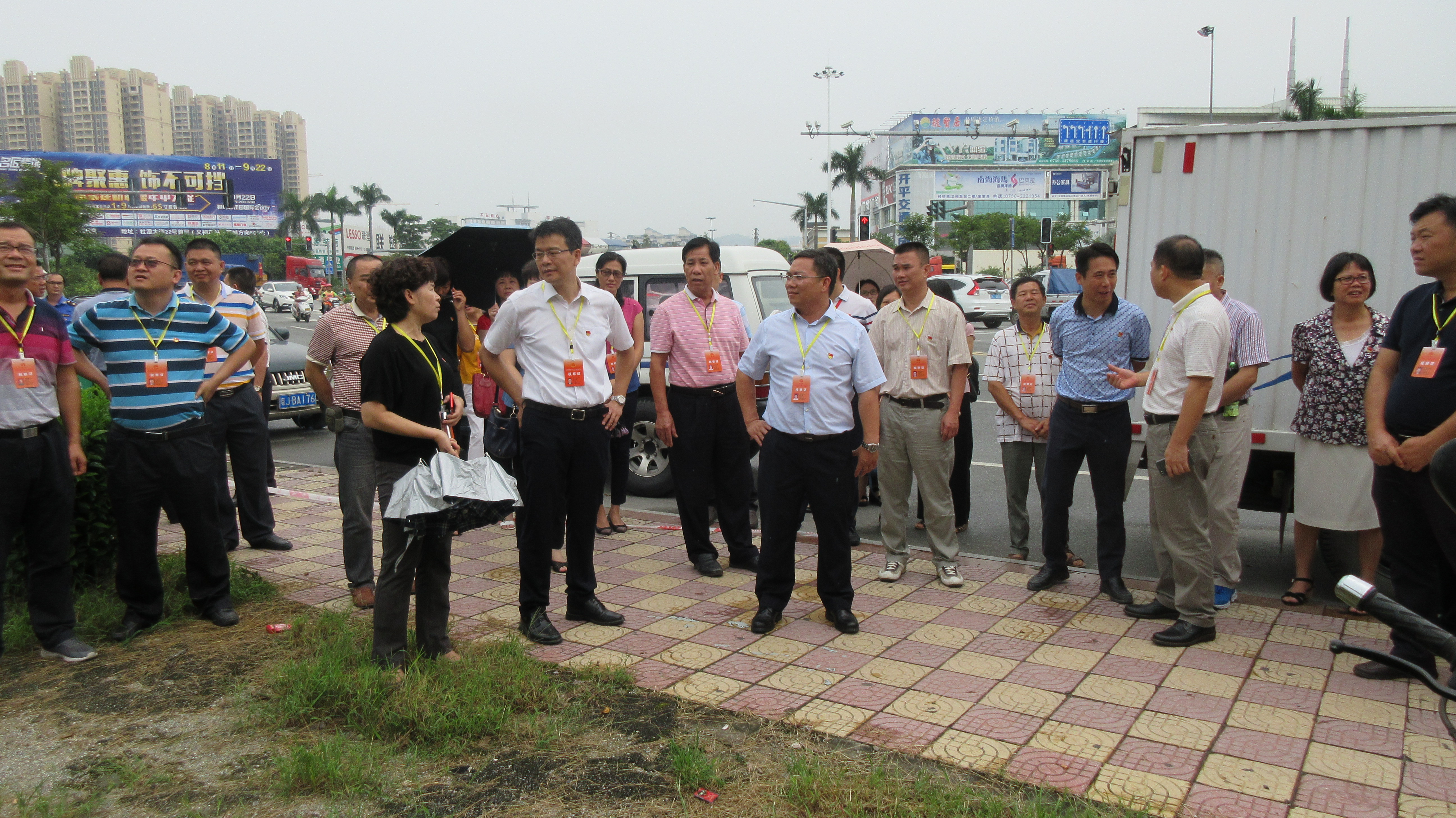 人大代表視察創(chuàng)文拆違工作.JPG