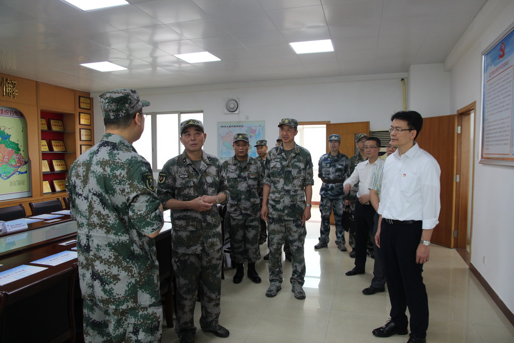 2018年05月08日，省軍區(qū)副政委梁躍嘉少將到長(zhǎng)沙街道調(diào)研武裝工作.jpg